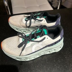ON Cloud Helion Women Running Shoes
